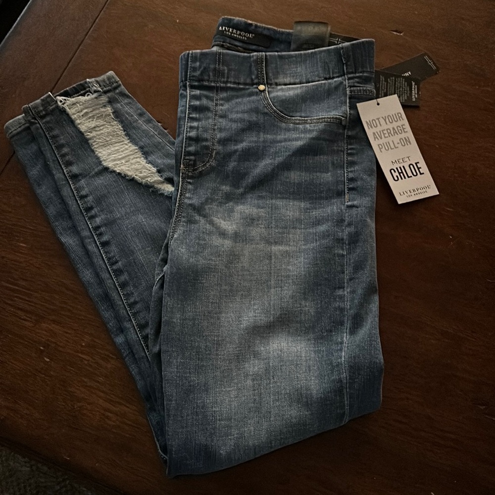 Liverpool skinny crop 4/27 NWT chloe pull on